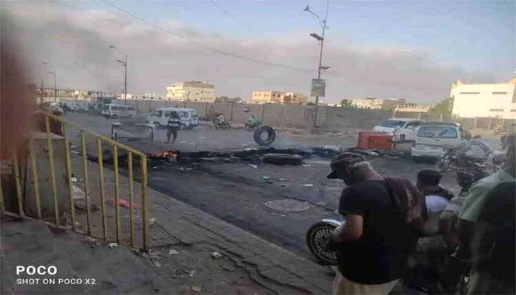 أعمال شغب وفوضى تعطل الحركة في حوطة لحج احتجاجا على تغيير مدير أمنها