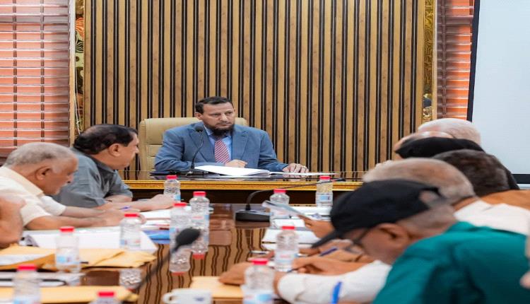 محافظ عدن يترأس اجتماعًا للمكتب التنفيذي ويؤكد تحسين الخدمات وتعزيز الأداء المؤسسي