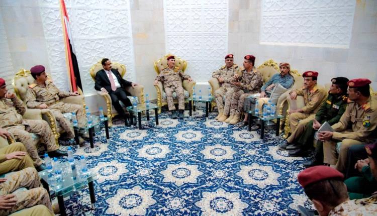 وزير الدفاع يتفقد محور عتق ويشيد بالتكامل بين التشكيلات العسكرية في شبوة 