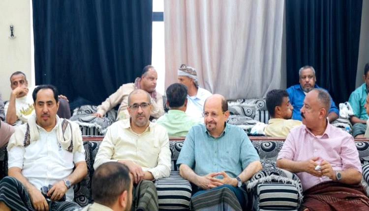 رئيس الوزراء وزير الخارجية يحضر في عدن مجلسي عزاء الفقيدين الكحيل وأمزربة