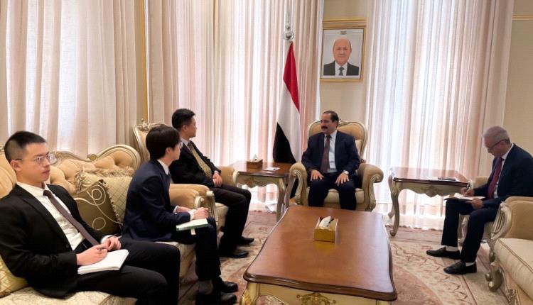 وزير الداخلية يبحث مع القائم بأعمال السفارة الصينية أوجه التعاون المشترك في المجال الأمني 