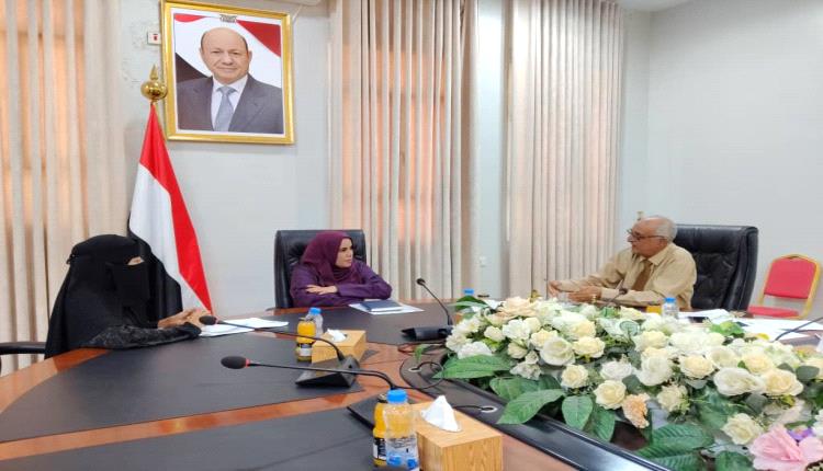 وزيرة الدولة لشؤون المرأة تناقش مع ممثلة نقابات عمال حضرموت تعزيز تمكين المرأة العاملة