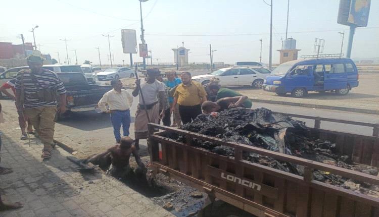 تحسبًا للمنخفض الجوي المتوقع.. مدير عام المنصورة يشرف ميدانيًا على حملة لتنظيف مصارف مياه الأمطار ورفع المخلفات