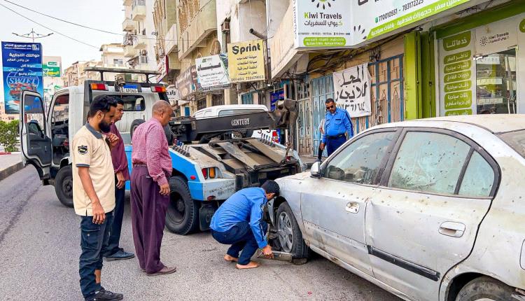 حملة لإزالة السيارات المتهالكة في شوارع مديرية صيرة بعدن