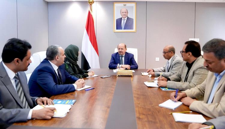 رئيس الوزراء يترأس في عدن اجتماع اللجنة العليا لتسويق النفط 