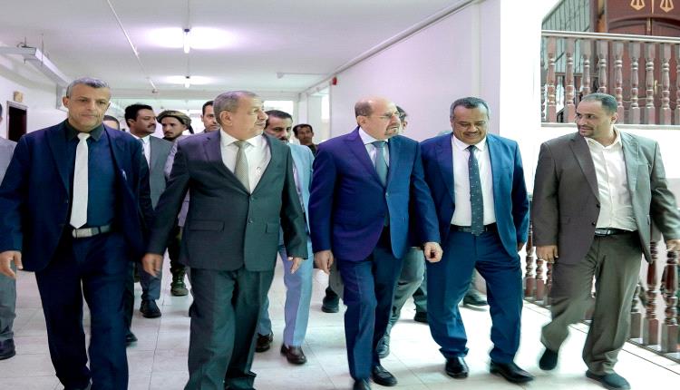 رئيس الوزراء وزير الخارجية يزور المجمع القضائي في عدن 