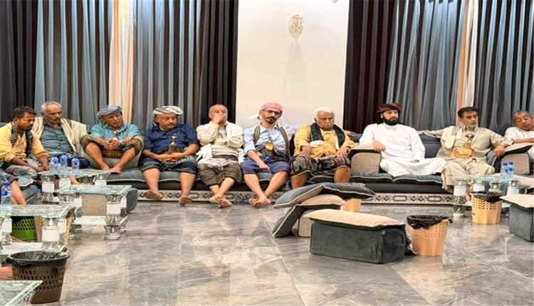 محافظ أبين يلتقي مشايخ ووجهاء آل فضل ويؤكد تعزيز التلاحم الوطني وتوحيد الصفوف
