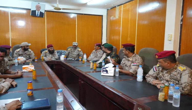 قائد المنطقة العسكرية الرابعة يعقد اجتماعاً موسعاً ضم عدد من قادة الألوية والوحدات العسكرية