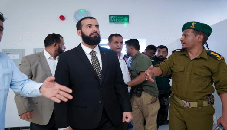 محافظ أبين يزور مستشفى رُصد العام ويطلع على احتياجاته ويؤكد استمرار دعم المرافق الصحية