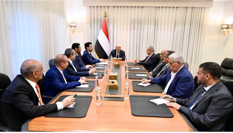 رئيس مجلس القيادة يشيد بالتحالف البحري متعدد الجنسيات والدعم السعودي لمؤسسات الدولة اليمنية وامن واستقرار المنطقة 