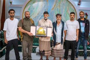 محافظ الضالع يزور شيخ مشايخ الشعيب ويكرمه بدرع السلطة المحلية تقديراً لجهوده
