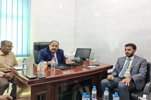 مدير البرنامج الوطني لمكافحة السرطان بوزارة الصحة والسكان يدشن وحدة علاج سرطان الطفل ويطلع على سير العمل بمركز الأورام بالمكلا 