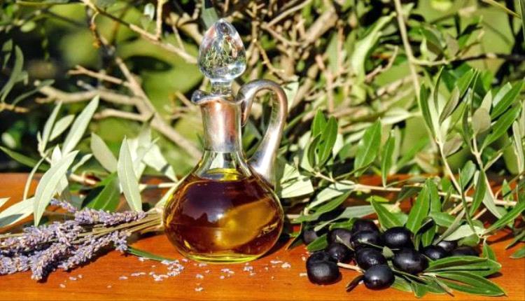 دراسة: زيت الزيتون اليومي يعزز صحة القلب ويقلل مخاطر الأمراض..