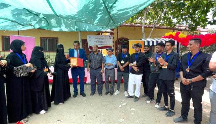 عمادة كلية اللغات والترجمة بجامعة عدن تكرم رئيسة المجلس الطلابي
