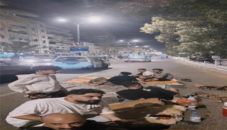 احتجاجًا على تدهور خدمة الكهرباء.. مواطنون يفترشون شوارع عدن في مشهد يعكس حجم المعاناة