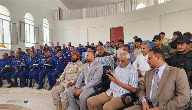 محافظ الضالع يُكرّم الضباط الخريجين من كلية الطيران والدفاع الجوي من منتسبي محور المحافظة
