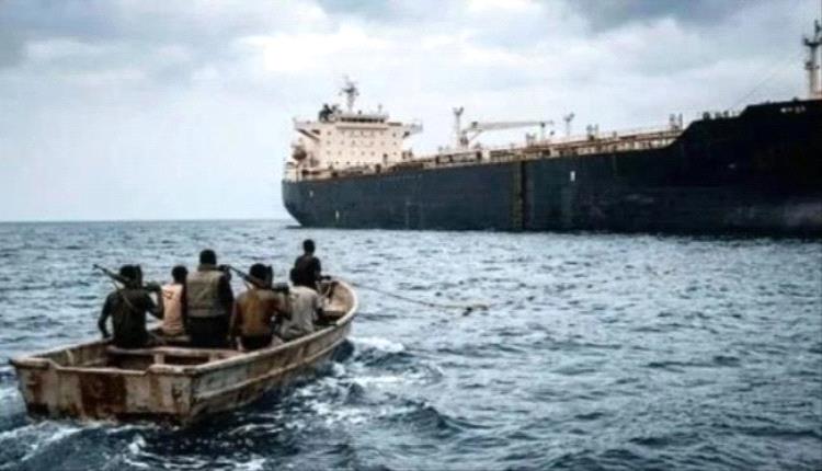 مسلحون يقتربون من سفينة شحن قبالة سواحل بلحاف..