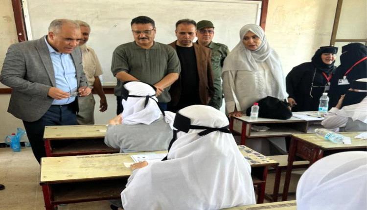 وزير التربية يطلع على سير الاختبارات في مركزي المدرسة النموذجية وثانوية خديجة بعدن