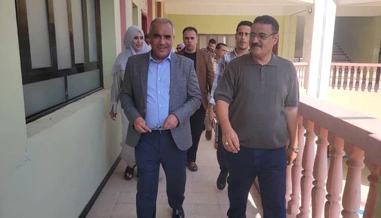 وزير التربية والتعليم يتفقد اختبارات الثانوية العامة في مديرية المنصورة بعدن