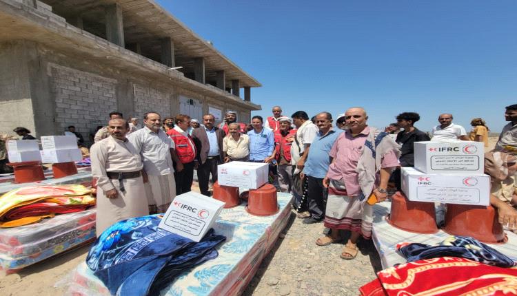 مدير عام قعطبة الشاعري يدشن توزيع مساعدات إيوائية لـ200 أسرة متضررة من الأمطار بدعم من الهلال الأحمر 