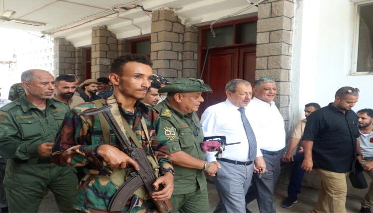 رئيس مجلس القضاء الأعلى يتفقد العمل بعدد من المحاكم والنيابات بالعاصمة عدن