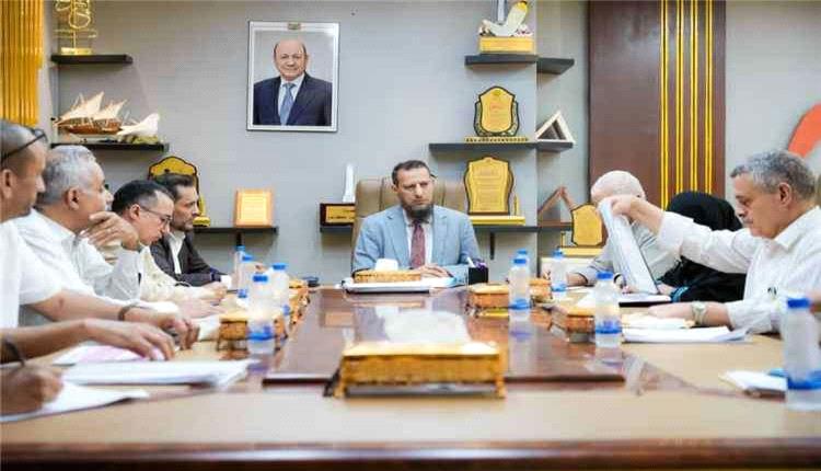 المحافظ شيخ يرأس اجتماعاً لمناقشة عدد من المشاريع في قطاعات المياه والأشغال والكهرباء