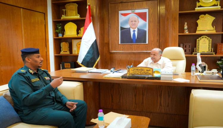 الخنبشي يشيد بجهود مكافحة المخدرات بساحل حضرموت ويؤكد دعم تعزيز قدرات الإدارة 