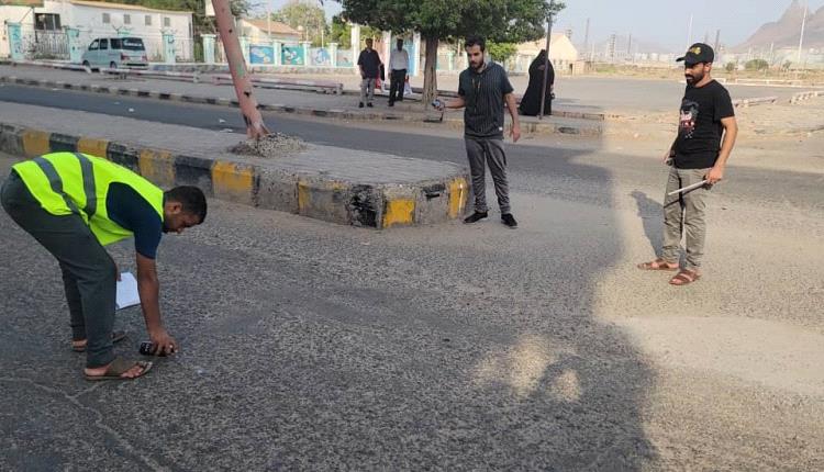 الداؤودي" يوجه بحصر كافة الطرق الرئيسية المتهالكة في مديرية البريقة