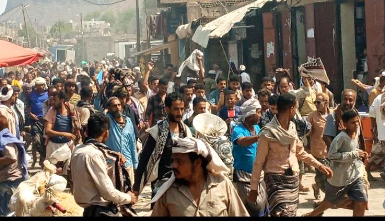 لحج.. تظاهرات جماهيرية حاشدة في المسيمير رفضاً لتغيير مدير الأمن ومطالبات شعبية بالإبقاء على القائد محمد علي الحوشبي