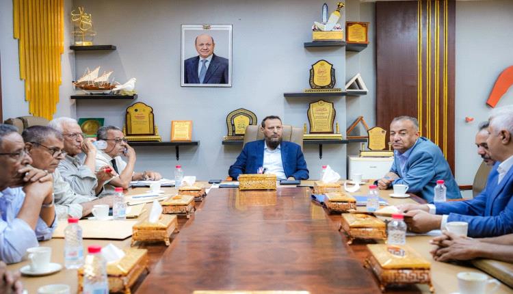 المحافظ عبد الرحمن شيخ يلتقي مدير عام مكتب الضرائب الجديد والسابق عقب استكمال إجراءات الاستلام والتسليم
