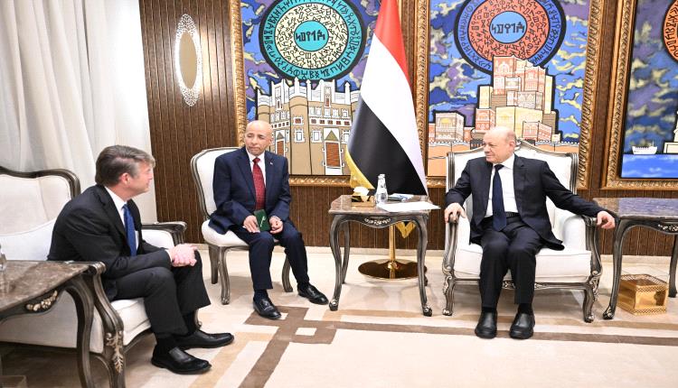 رئيس مجلس القيادة يستقبل وفداً من شركة هنت النفطية الأميركية 