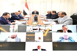 رئيس مجلس القيادة يرأس اجتماعا حكوميا مصغرا لدعم جهود التعافي وان..