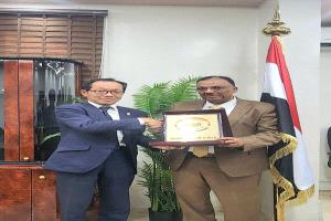 السفير الياباني وفريق 