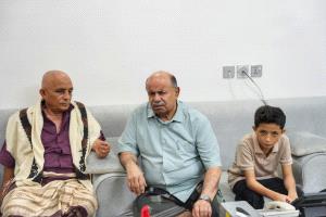 عضو مجلس القيادة الخنبشي يلتقي أسرة الصحفي محمد عيضة ويؤكد ملاحقة الجناة وكشف ملابسات الجريمة