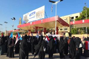 غضب نسوي يهز ساحة العروض بعدن احتجاجًا على انهيار الخدمات وغلاء ا..