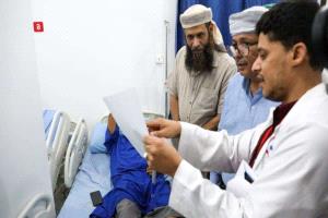 بتوجيهات المحرمي.. لجنة تتفقُّد جرحى انفجار الممدارة وتشكيل فريق طبي لنقل من يستدعي علاجهم في الخارج