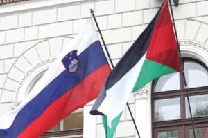 رئيسة سلوفينيا ترفع علم فلسطين على واجهة القصر الرئاسي..