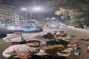 احتجاجًا على تدهور خدمة الكهرباء.. مواطنون يفترشون شوارع عدن في مشهد يعكس حجم المعاناة