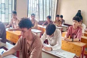 بين لهيب الصيف وظلام الكهرباء.. طلاب الثانوية العامة في عدن يخوضون امتحاناً في الصبر قبل العلم