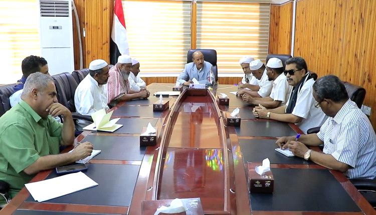 وكيل حضرموت يطلع على احتياجات سكان السحيل ويدشن عملية توزيع سلال غذائية رمضانية