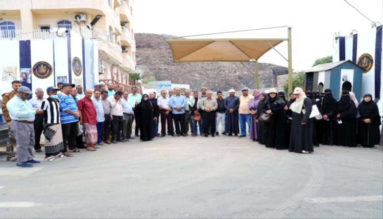 لليوم التاسع على التوالي.. الأمانة العامة تواصل وقفتها الاحتجاجية رفضاً لإغلاق مقرها بالعاصمة عدن