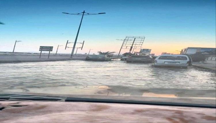 طفح مياه الصرف الصحي في عدن يفاقم الأضرار البيئية والصحية