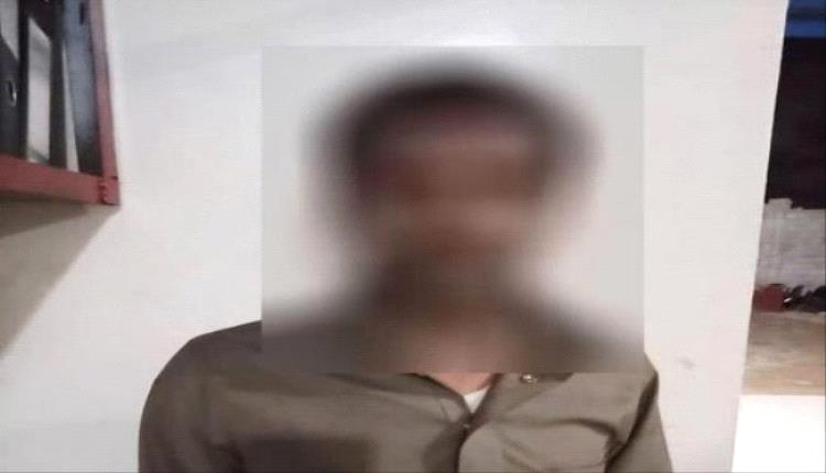 شرطة بئر فضل تضبط مطلوباً في قضية قتل بمحافظة المهرة