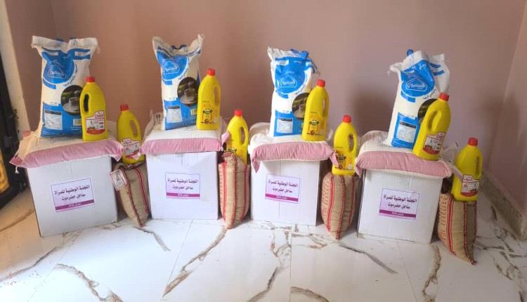 اللجنة الوطنية للمرأة بساحل حضرموت تدشن توزيع السلات الغذائية للموظفين والعاملين والأسر الفقيرة و المحتاجين و الأرامل بالمكلا 