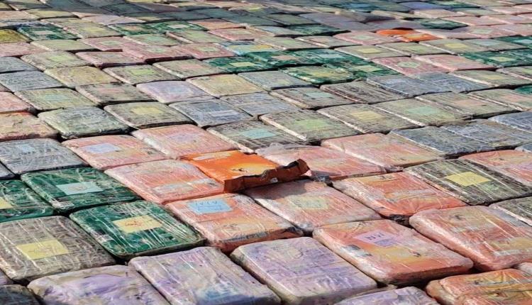 لحج.. الحملة الأمنية لقوات العمالقة تضبط قارباً يحمل 623 كيلو من المخدرات قبالة ساحل رأس العارة