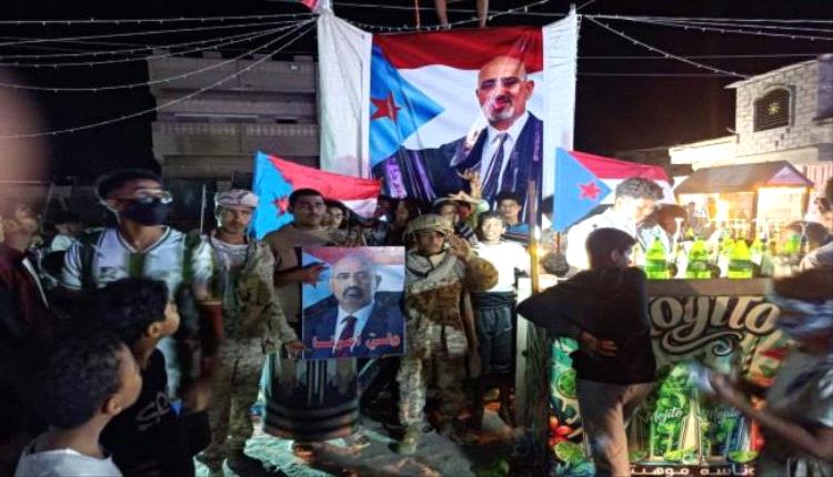 ردًا على تصريحات الخنبشي.. أبناء حضرموت يرفعون أكبر صورة للرئيس الزُبيدي إلى جانب أعلام الجنوب