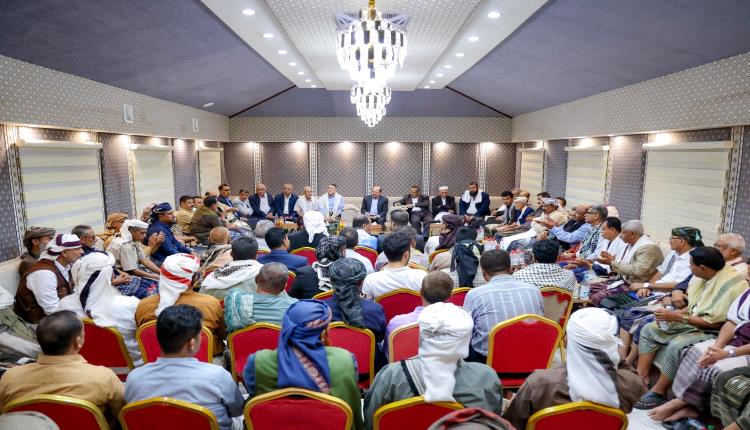 رئيس الوزراء يؤكد أن الاهتمام بمحافظة أبين أولوية حكومية بما يليق بتاريخها وتضحيات ابنائها 