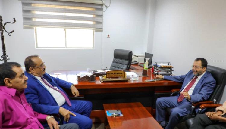 لقاء في عدن يقر بدء توريد إيرادات كهرباء لحج إلى البنك المركزي