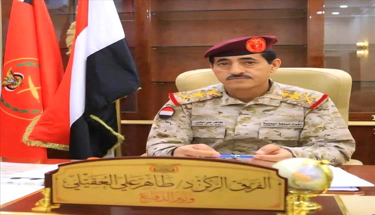 وزير الدفاع يعود إلى العاصمة المؤقتة عدن لاستئناف مهامه عقب زيارة عمل في السعودية