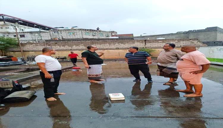 باخبيرة يطلع على أعمال شفط المياه في عدد من مديريات العاصمة المؤقتة عدن